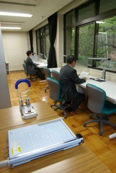 窓から竹林が見える市民活動オフィスフロアの写真