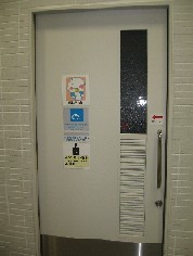 1階多目的トイレ入口の写真