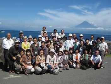 富士山の前で集合写真