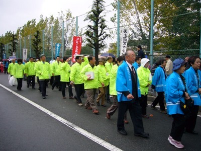 伊豆の国市友好代表団が長岡京ガラシャ祭の行列を歩いている写真