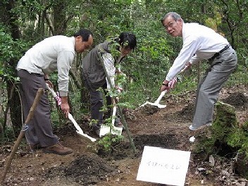協議会会長、長岡京水資源対策基金理事、市長が植樹している写真