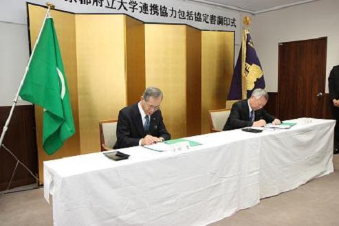 協定書への署名（小田市長、竹葉学長）の写真