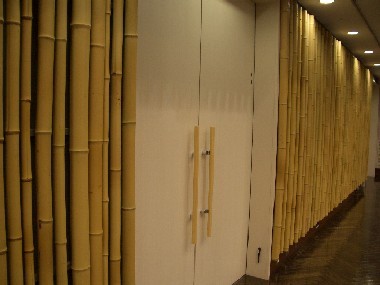 壁面に竹が張られたバンビオのホールの写真