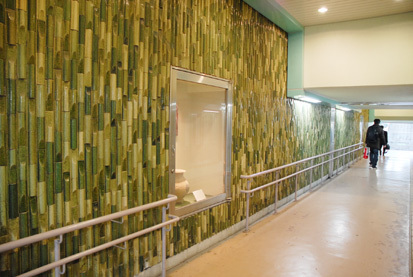 竹の模様で飾られた地下道の写真