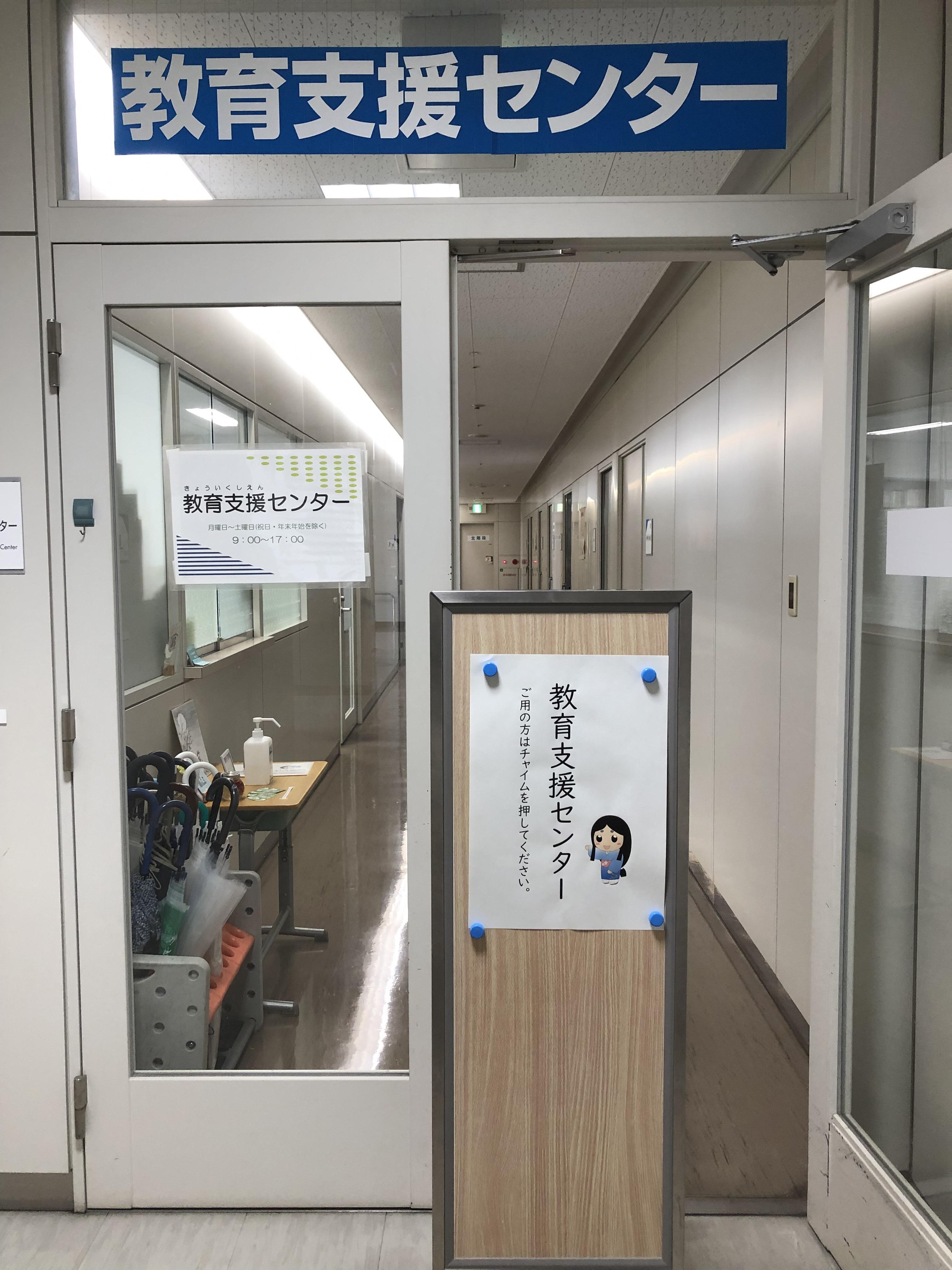 駅前に位置するバンビオ1番館の写真