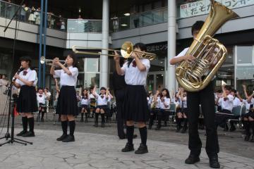 バンビオ広場公園で演奏する中学生