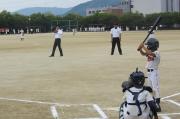 学童野球大会の始球式をする市長