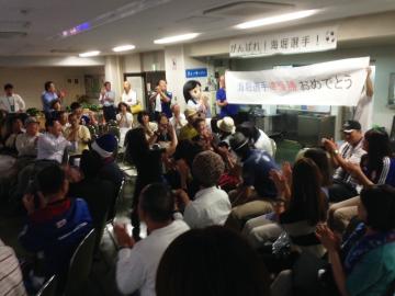 サッカー女子日本代表 W杯決勝のパブリックビューイングで準優勝を祝う