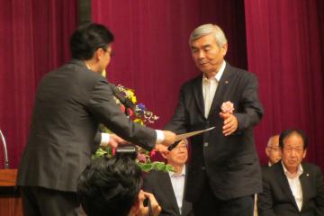 社会福祉大会で表彰状を授与する市長