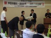 伊豆の国市体育協会の会長から記念品の贈呈を受ける市長