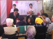 竹の里ホームの敬老会で米寿のお祝いを渡す市長