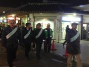 年末安心安全パトロールで長岡天神駅周辺を歩く市長と議長