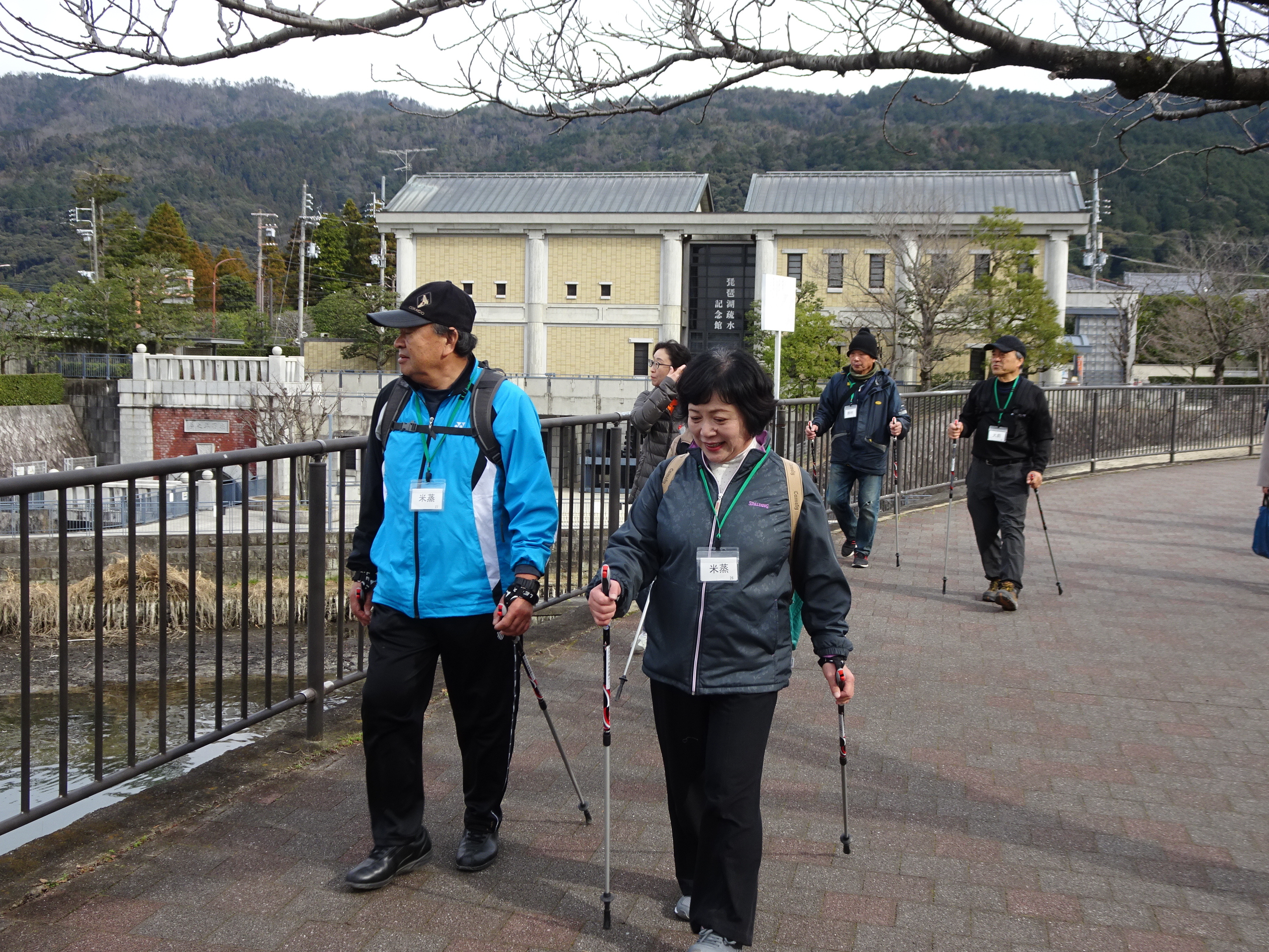 京都市動物園の前を歩く参加者
