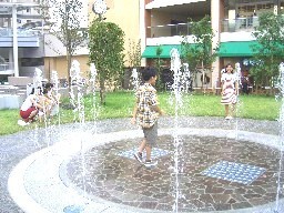 噴水で遊ぶ子供たち