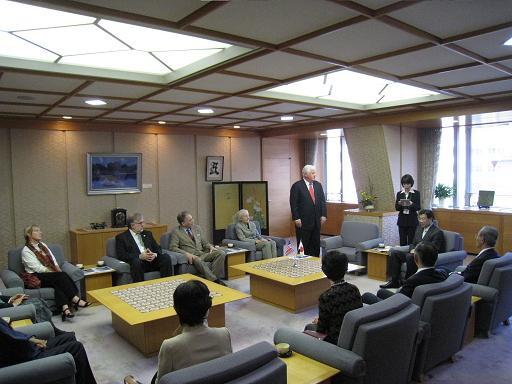 京都府知事への表敬訪問の様子の写真