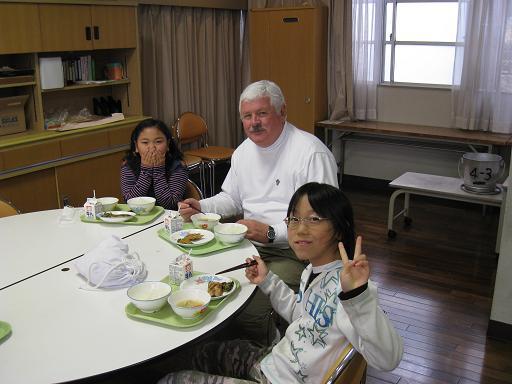 神足小学校で子どもたちと一緒に給食をとる様子の写真