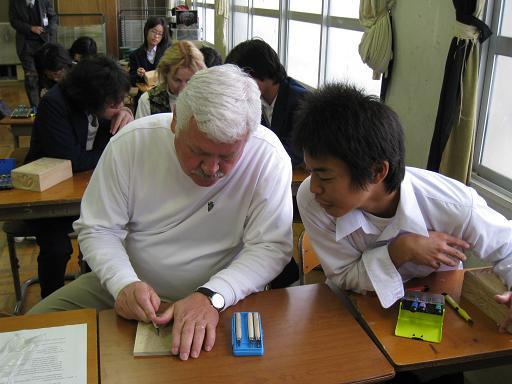 長岡第四中学校で彫刻をする様子の写真