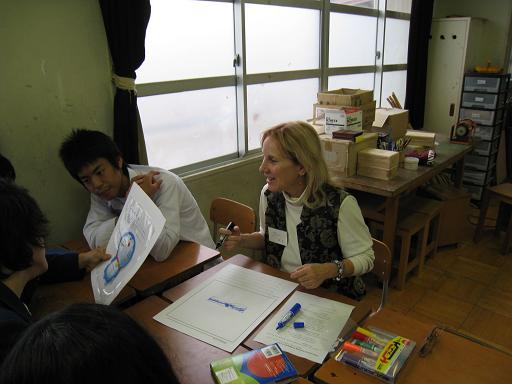 長岡第四中学校で英語の授業に加わる様子の写真