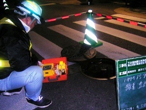 マンホールの中の酸素濃度を測定している写真