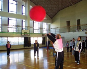 ニュースポーツの様子の写真