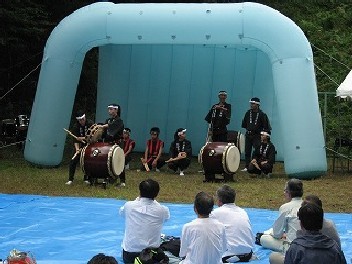 北開田響太鼓が太鼓を演奏している写真