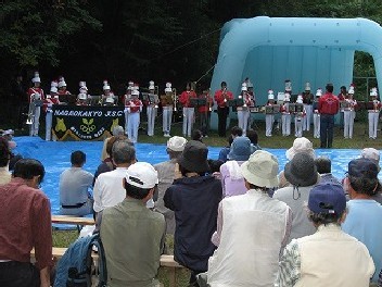 マーチングバンドスポーツ少年団が演奏している写真