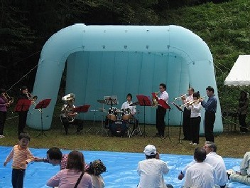 大津シンフォニックバンドが「となりのトトロ」など森のコンサートらしい曲を演奏
