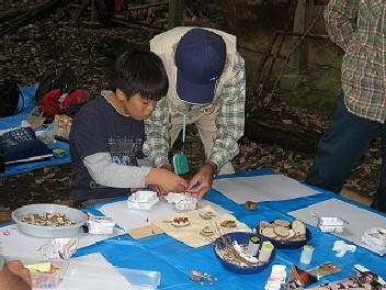 ボランティア団体が間伐材などの木工教室を開催している写真