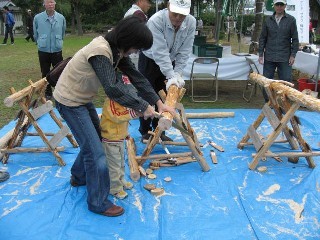 ヒノキの丸太切りの写真