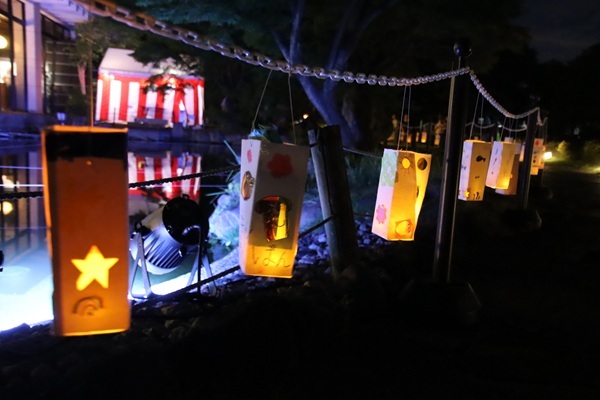 名月の宴の様子（ランタン）