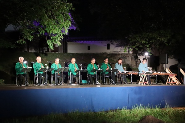 名月の宴の写真