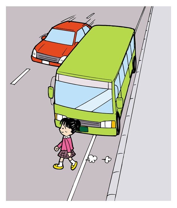 停車バスの直前を渡ろうとしているこども