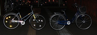 反射材の付いている自転車と付いていない自転車の写真