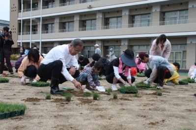 小学校のグラウンドを全面芝生化 長岡京市公式ホームページ