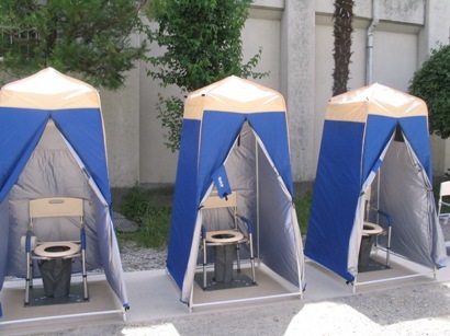 仮設テントと仮設トイレの組み立て完成並びに設置状況写真
