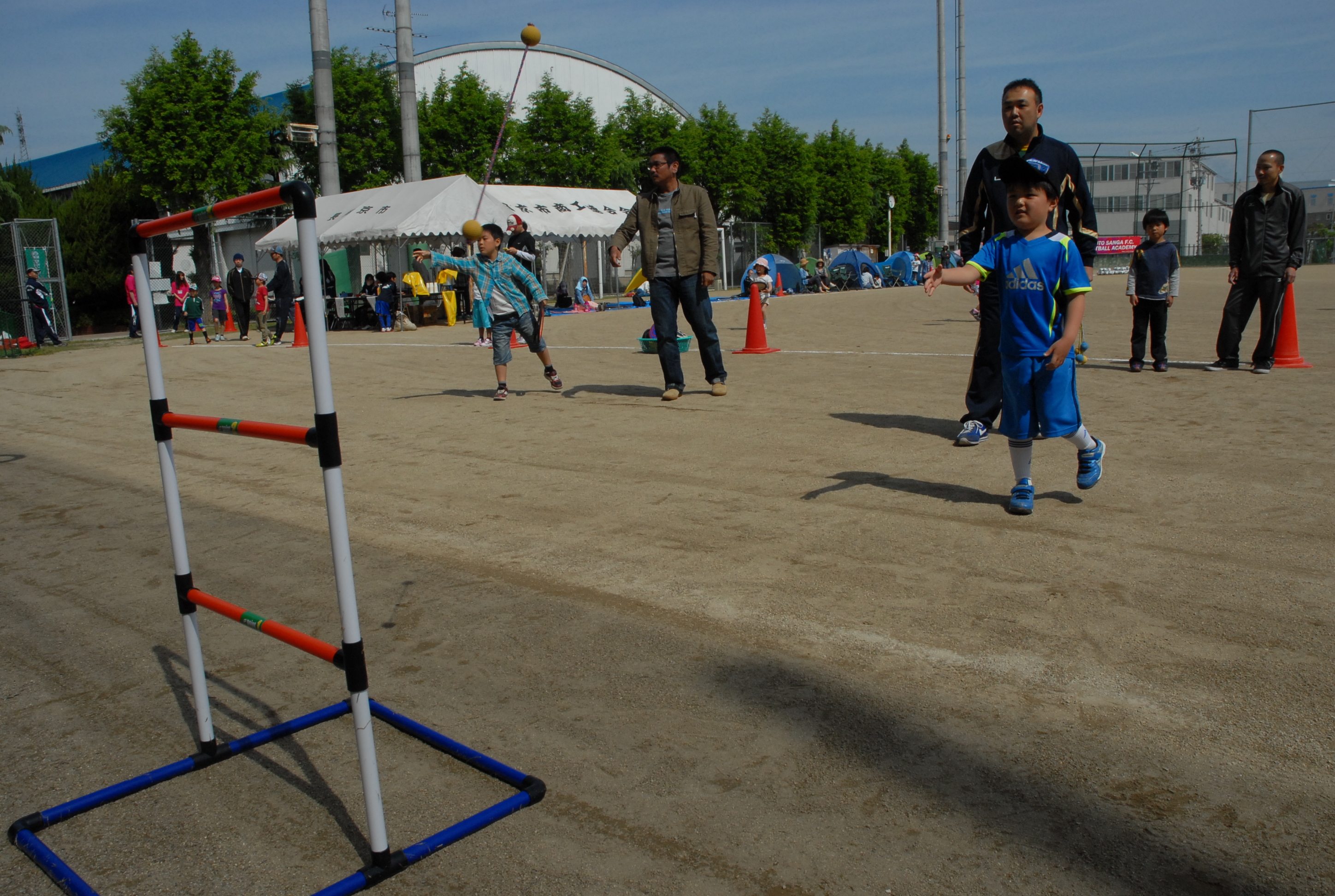 ニュースポーツのラダーゲッターで楽しんでいる写真