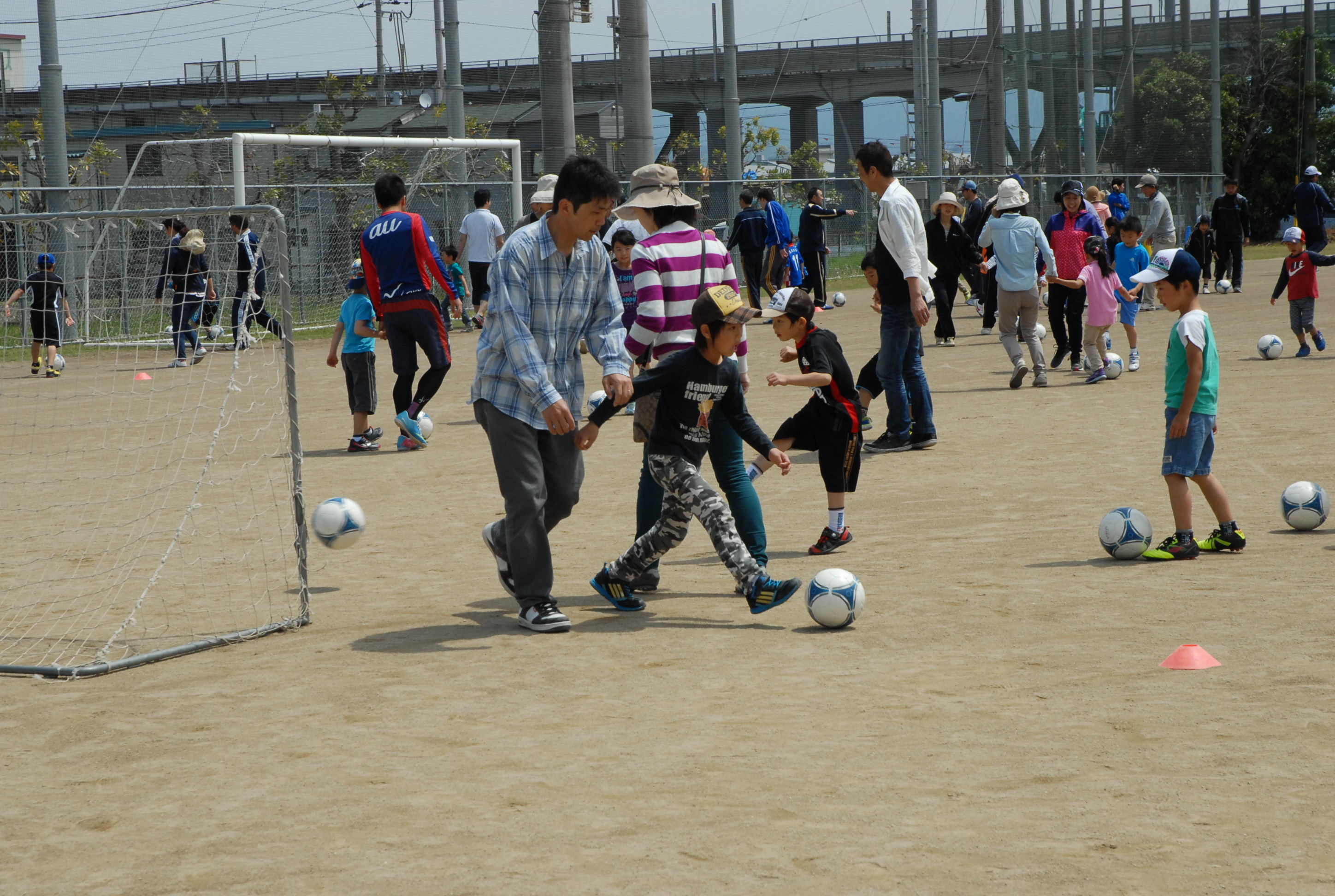 手をつないでサッカーをする写真