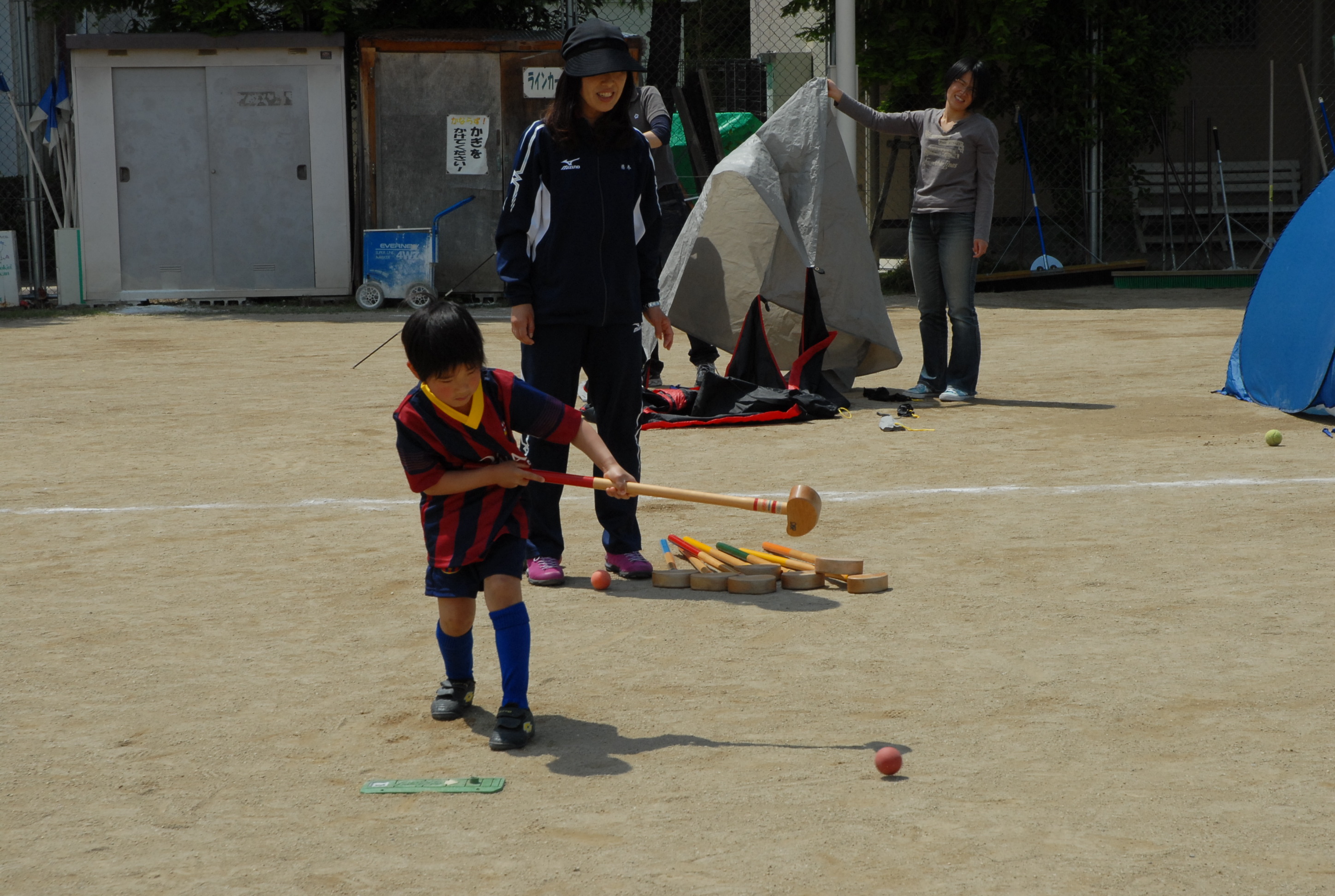 ニュースポーツのグラウンドゴルフで楽しむ写真