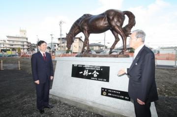 寄贈記念品の馬の像