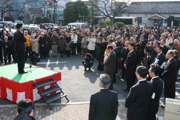 初登庁の際に聴衆の前であいさつする中小路市長