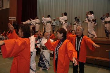 長岡京音頭と伊豆の国音頭を一緒に踊る両市の音頭保存会