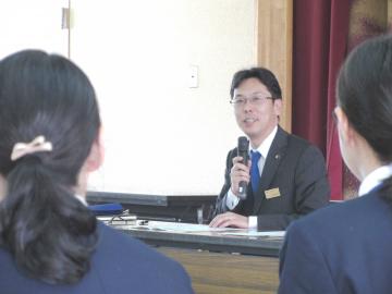 新入職員に語りかける中小路市長