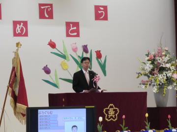 長岡第六小の入学式でスピーチする市長