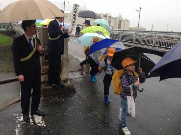 子どもの交通事故防止推進日の呼びかけする市長