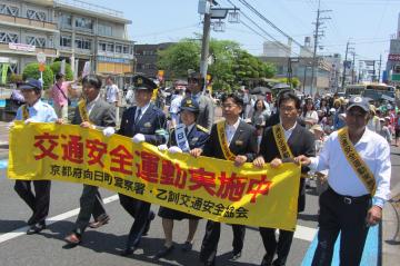 春の交通安全パレードで歩く市長