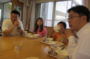 小学生と一緒に給食を食べる市長