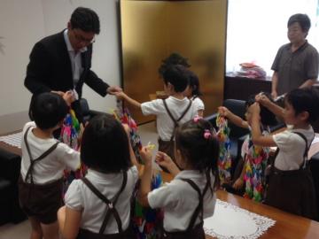 一里塚幼稚園の園児から折鶴を受け取る市長