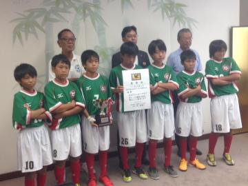 全日本少年フットサル大会へ出場する長岡京SSと集合写真