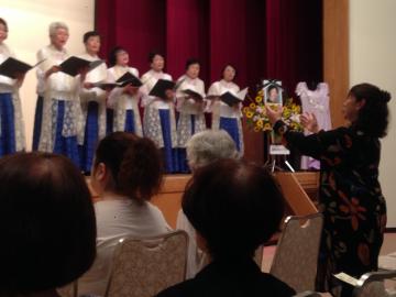 岡田美智代先生を追悼するマンスリーコンサートで美声を披露する合唱団