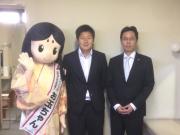 成人式の特別ゲストの海堀あゆみさんとお玉ちゃんと市長の記念写真
